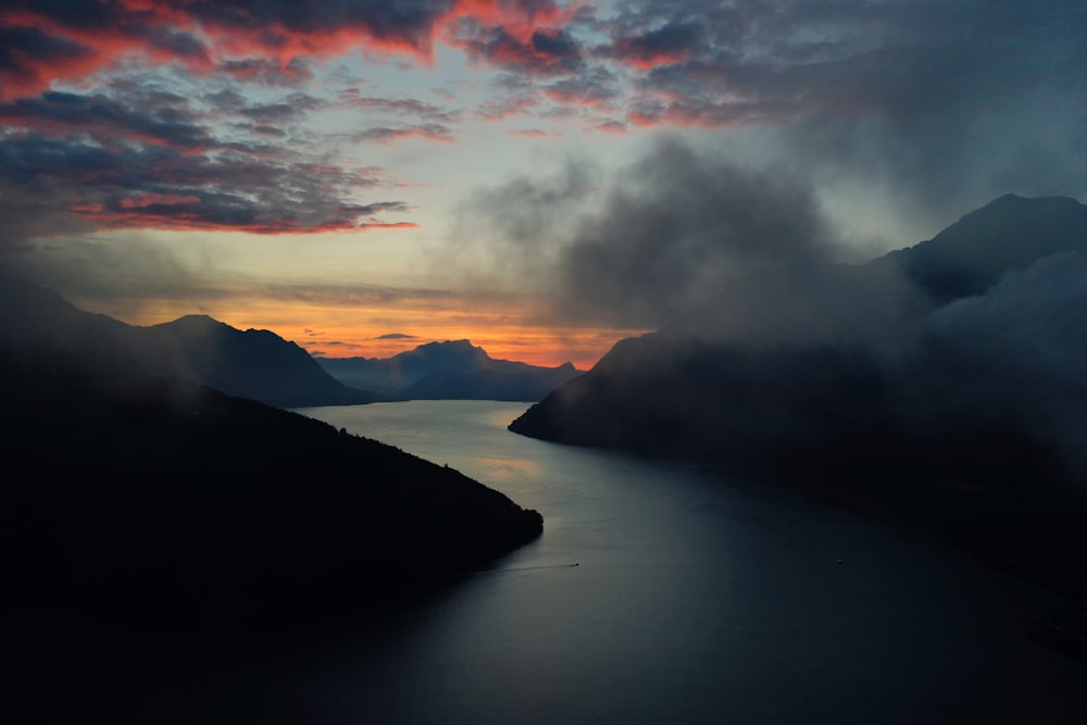 Montagne noire sous des nuages blancs