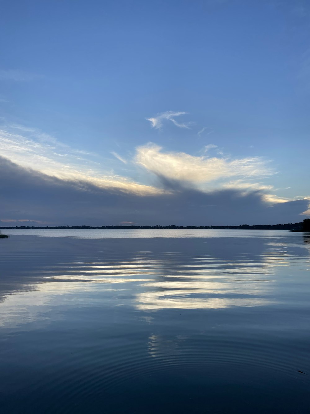 Corpo d'acqua sotto cielo blu durante il giorno