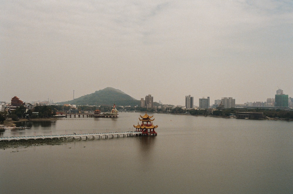 Barco en el agua cerca de los edificios de la ciudad durante el día