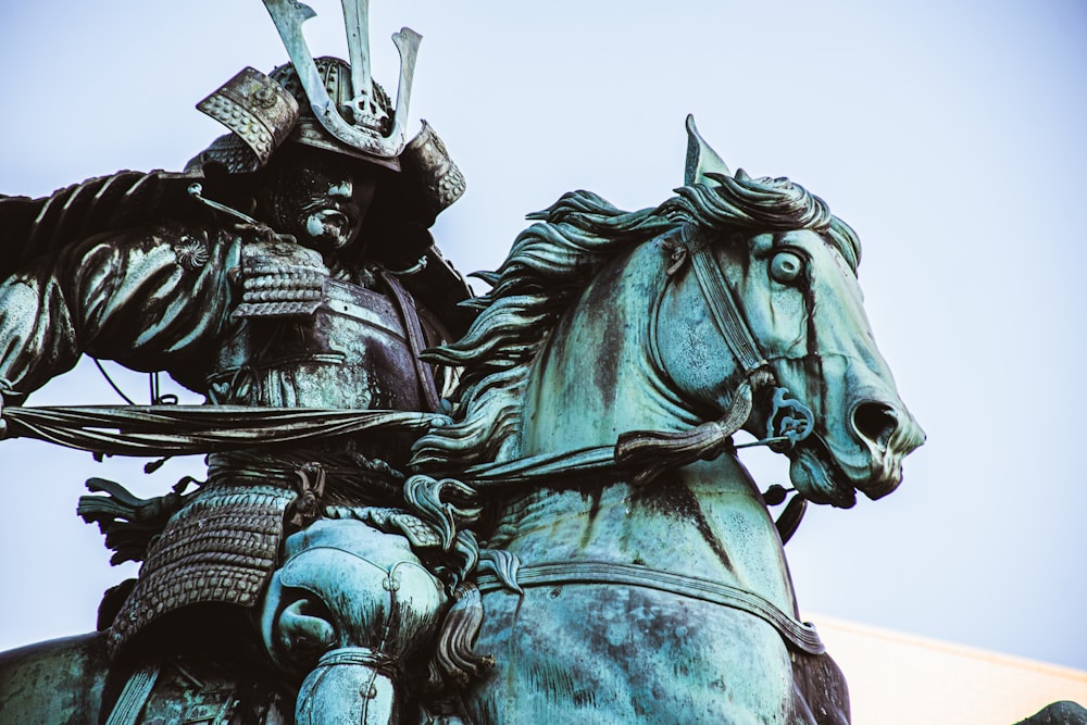 Estatua de un hombre montando a caballo durante el día