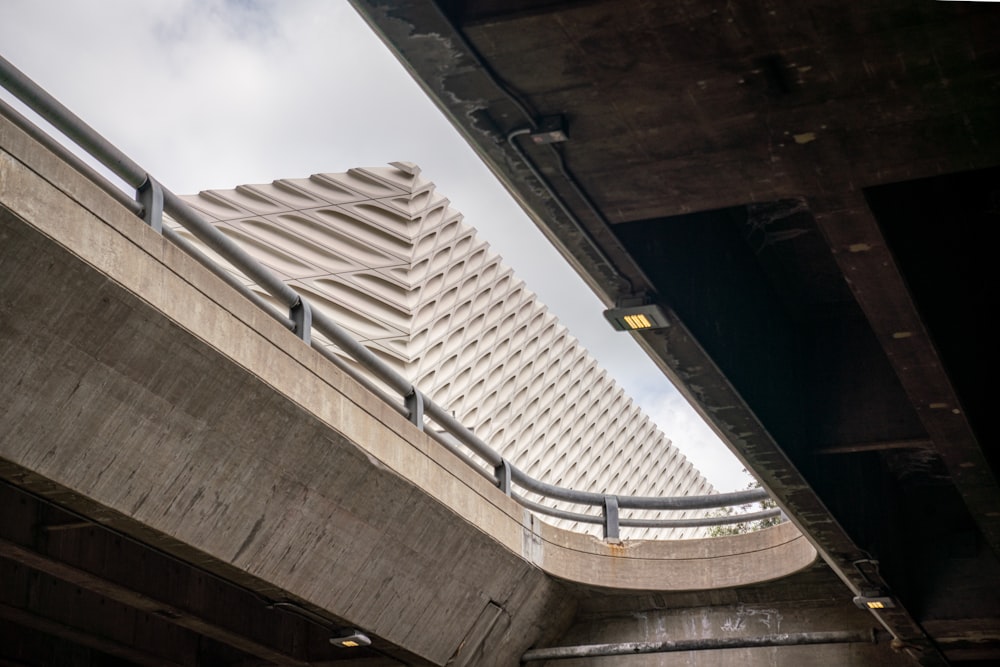 Niedrige Winkelansicht des grauen Betongebäudes