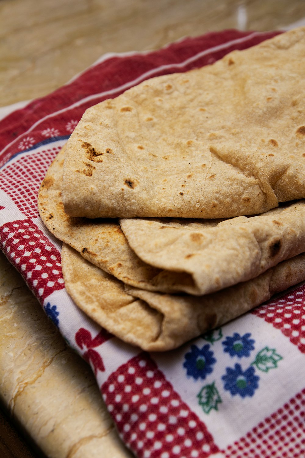 Schwarzbrot auf rotem und weißem Textil