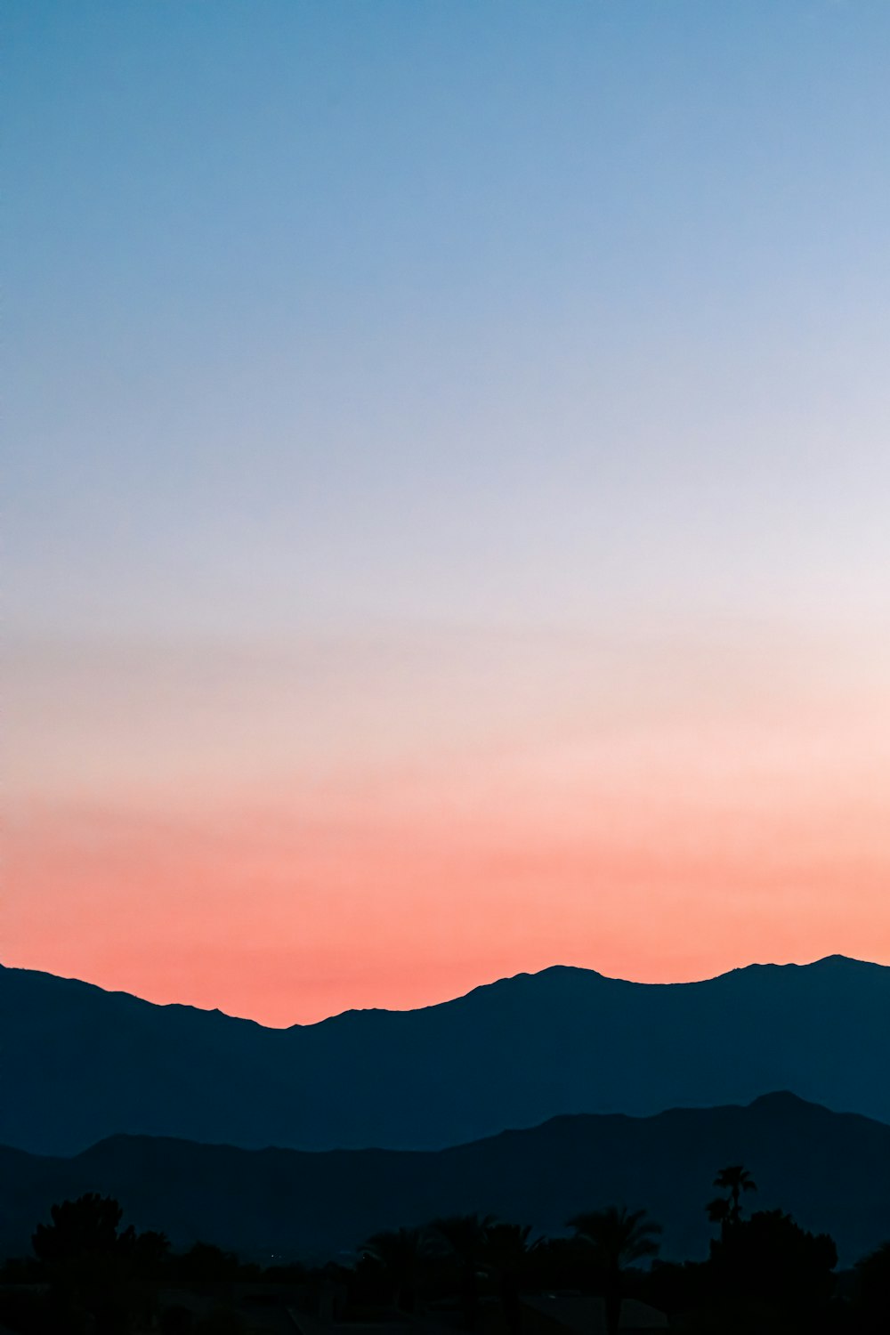 Silhouette de montagne au coucher du soleil