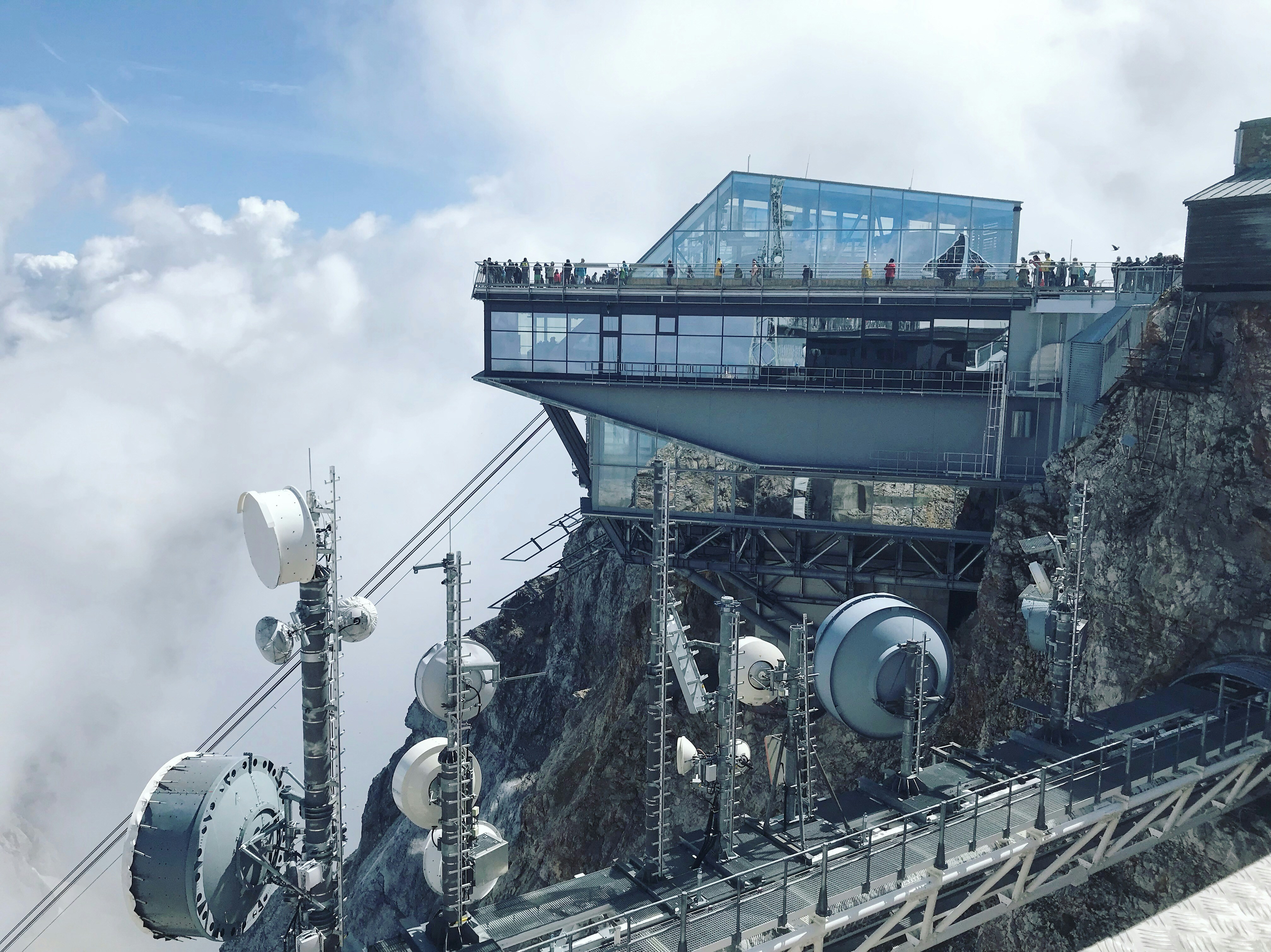Edificio blanco y azul bajo el cielo azul durante el día