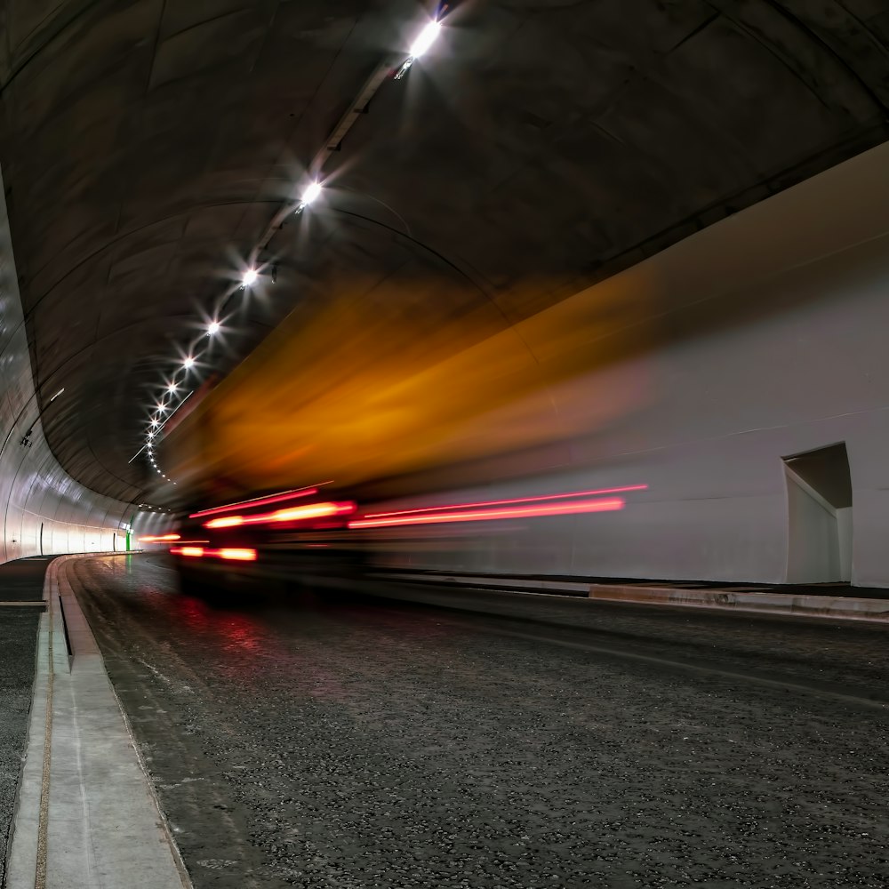 Fotografía de lapso de tiempo de automóviles en carretera durante la noche