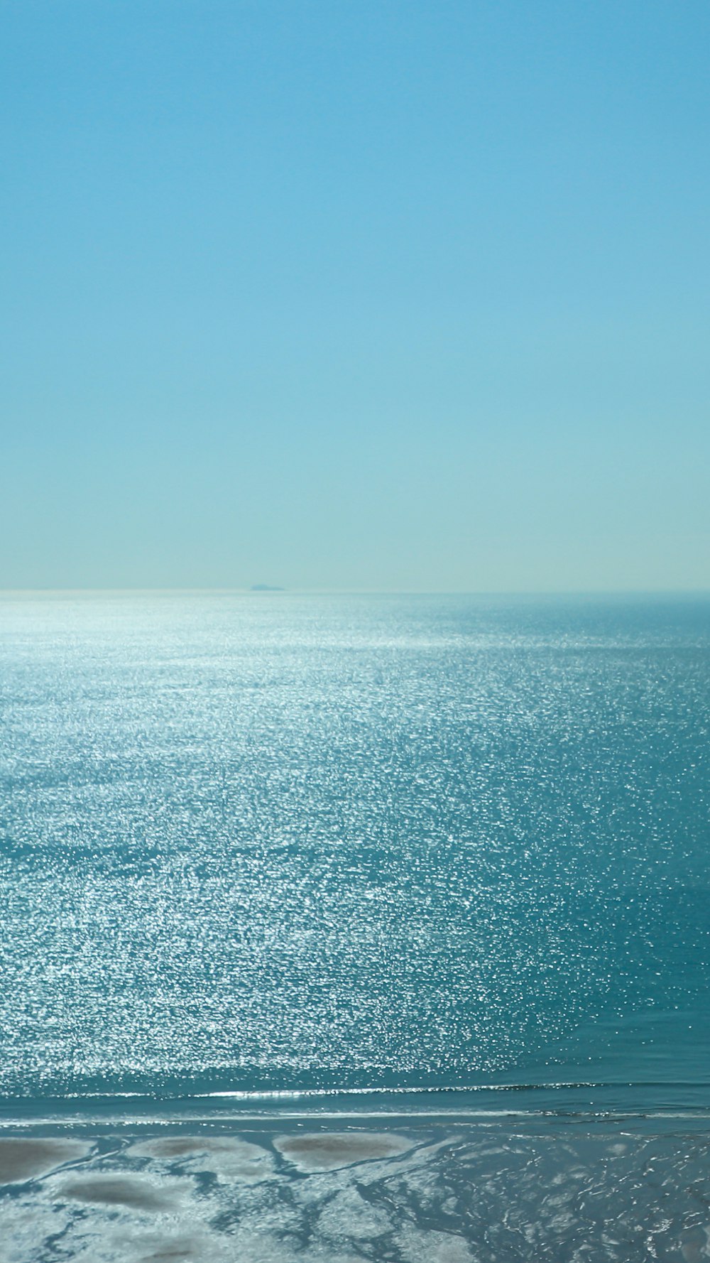 Mer bleue sous ciel bleu pendant la journée