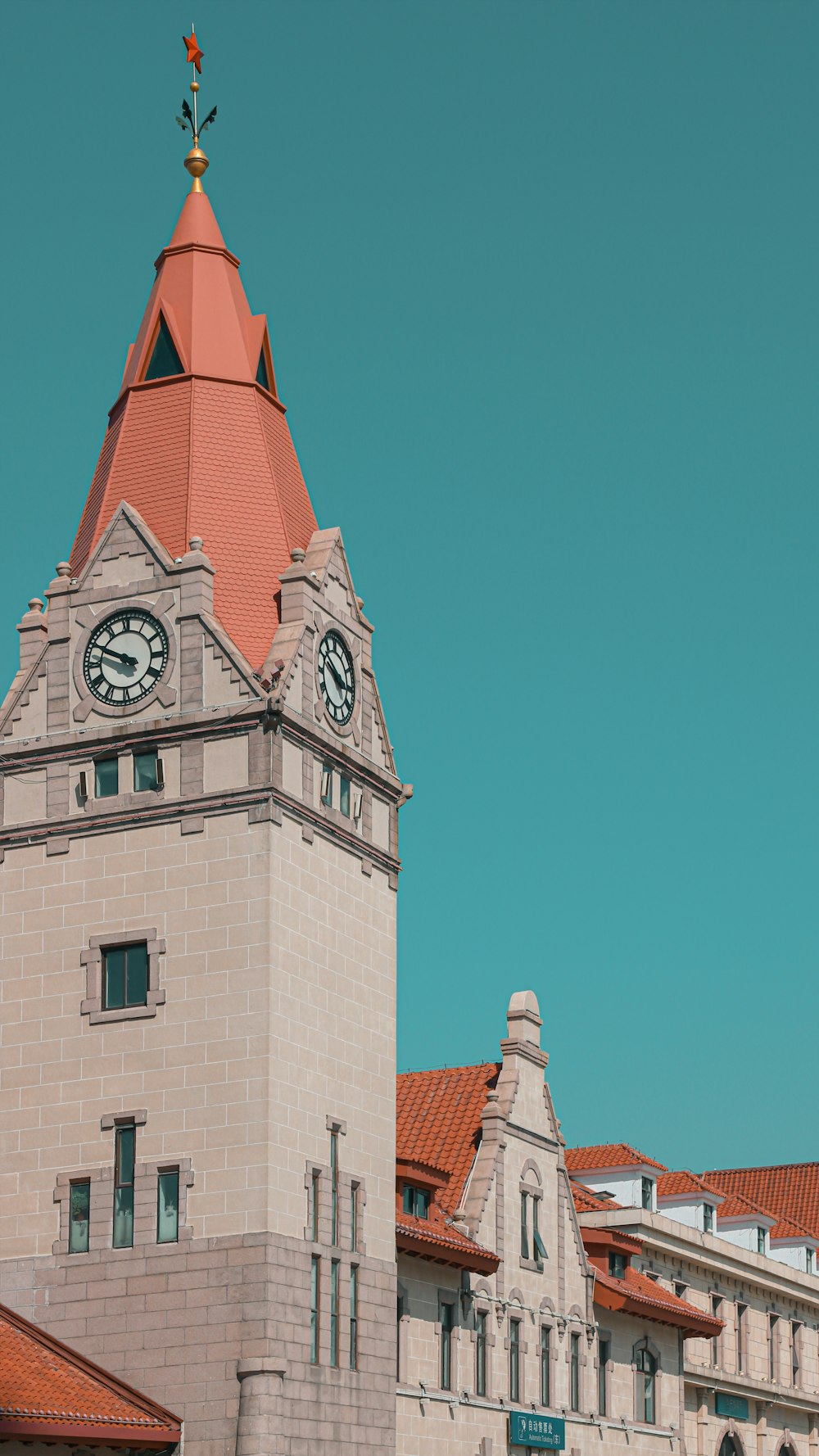 edifício de concreto marrom e branco