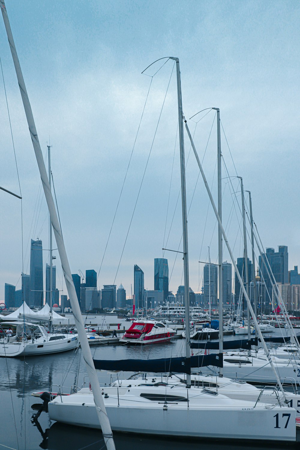 Voilier blanc sur le quai pendant la journée