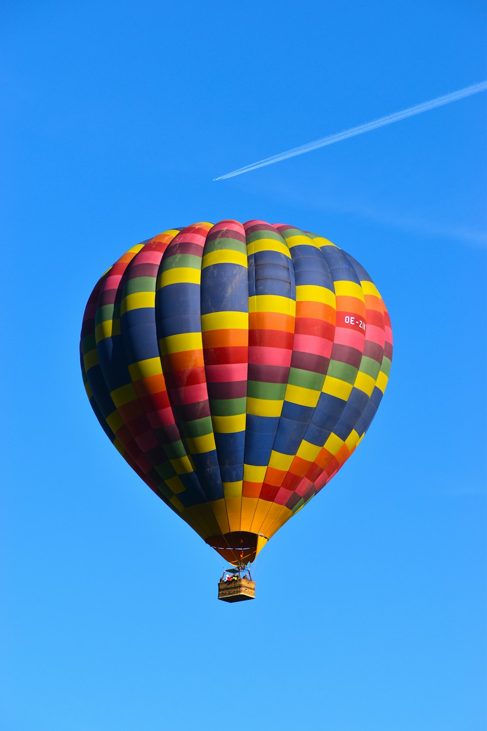 Montgolfière jaune rouge et bleue