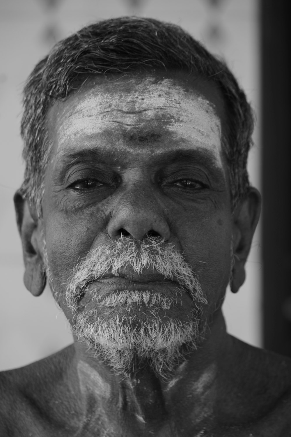 Visage du Mans en niveaux de gris