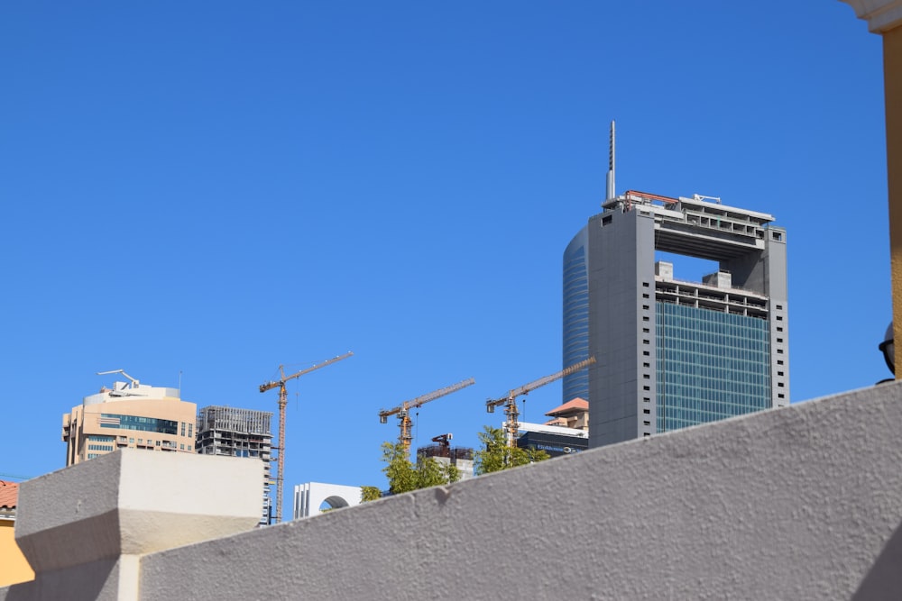 Weißes Betongebäude unter blauem Himmel tagsüber