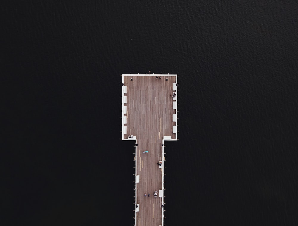 Vista aérea del muelle de madera marrón