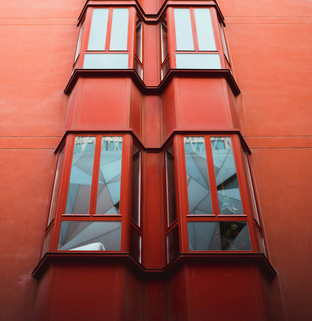 Ventana de vidrio con marco de madera marrón