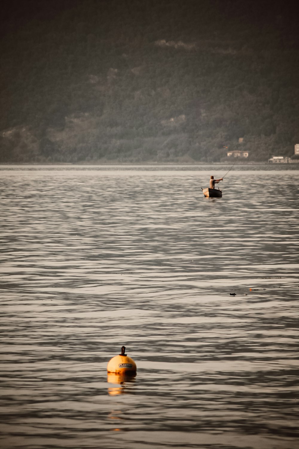 2 pessoas andando de barco no mar durante o dia