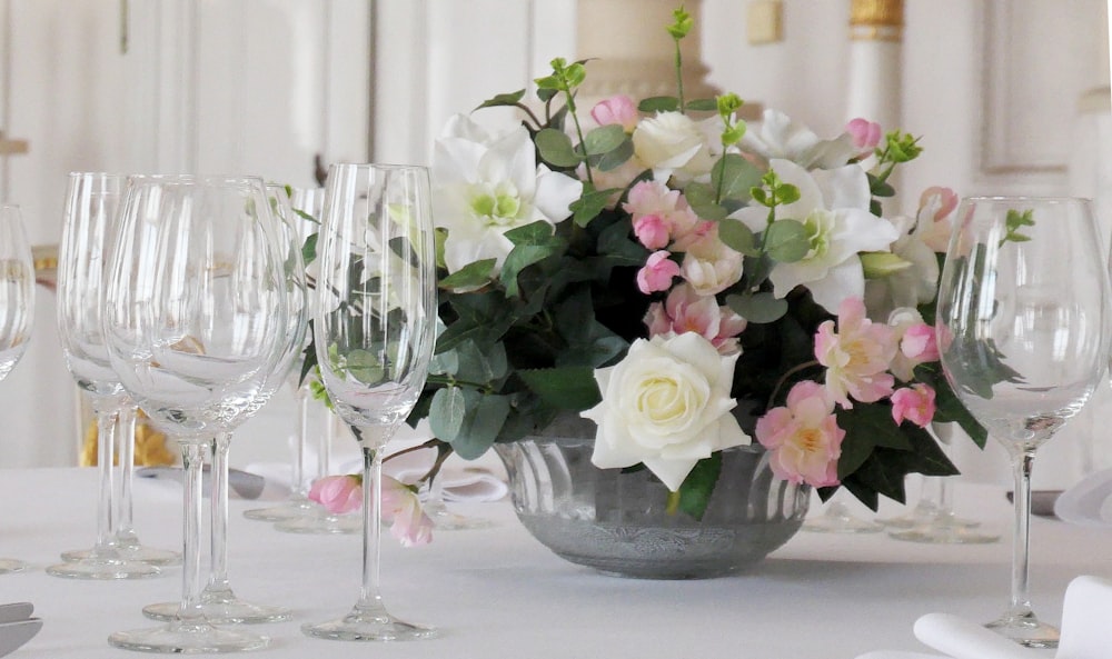 white and pink roses in clear glass vase