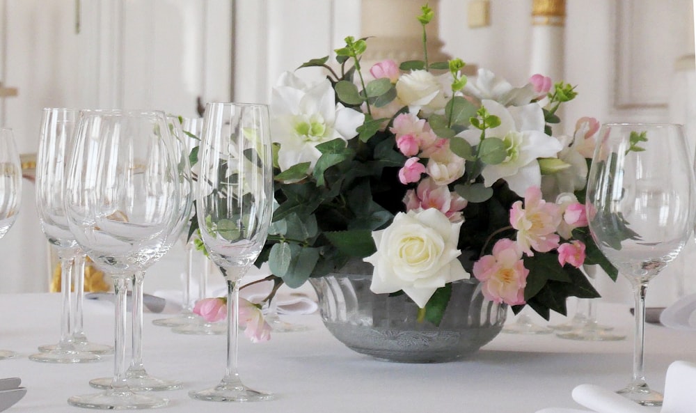 透明なガラスの花瓶に白とピンクのバラ