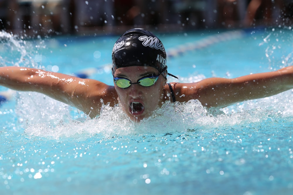 Person in Schwimmbrille im Schwimmbad