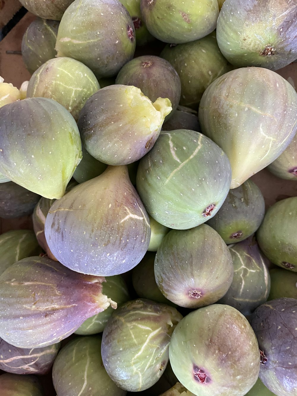 Frutta rotonda verde sul tavolo di legno marrone