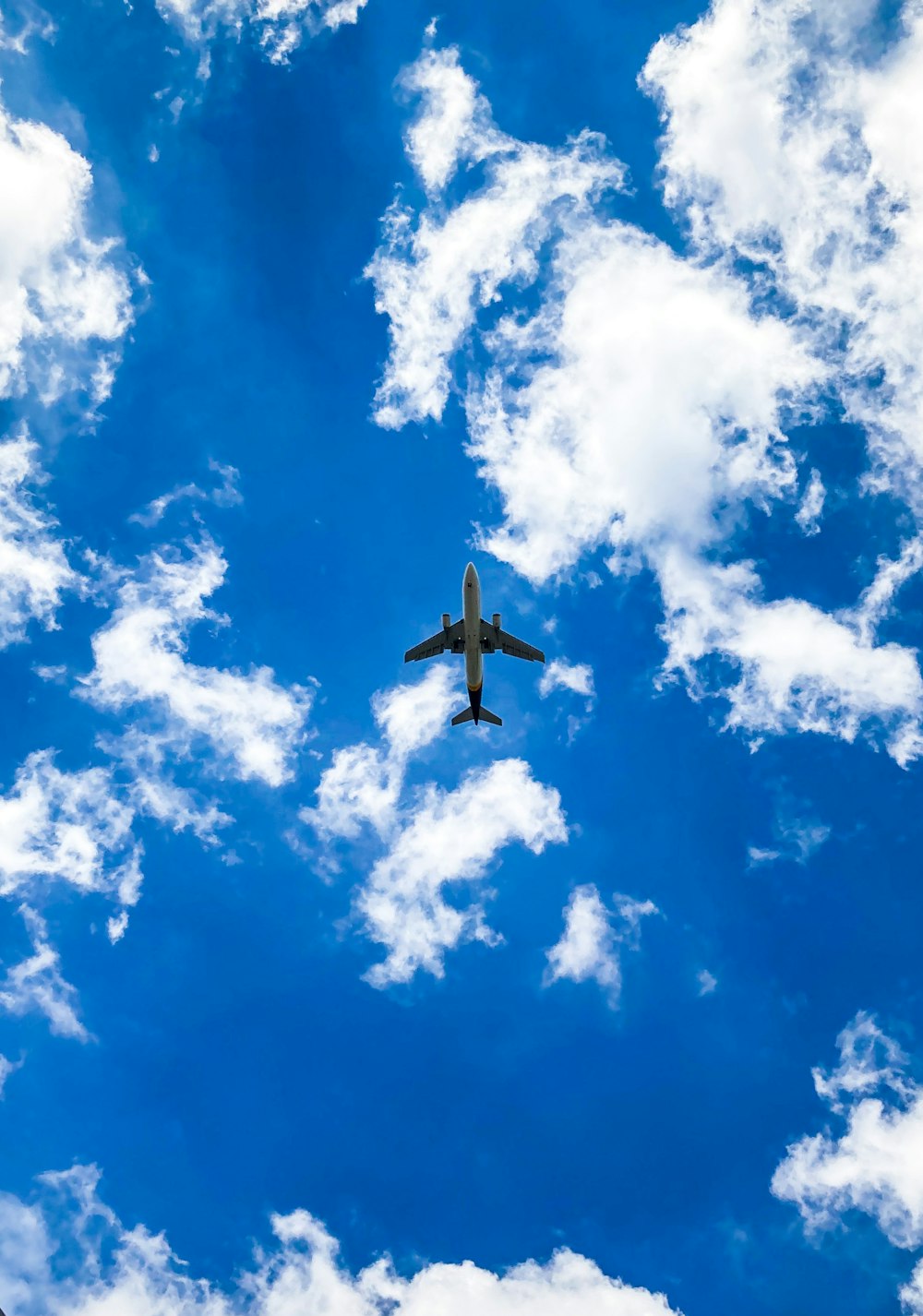 Aeroplano nel cielo durante il giorno
