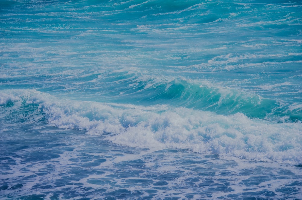 vagues bleues de l’océan pendant la journée