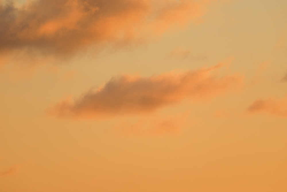 cielo nuvoloso blu e bianco