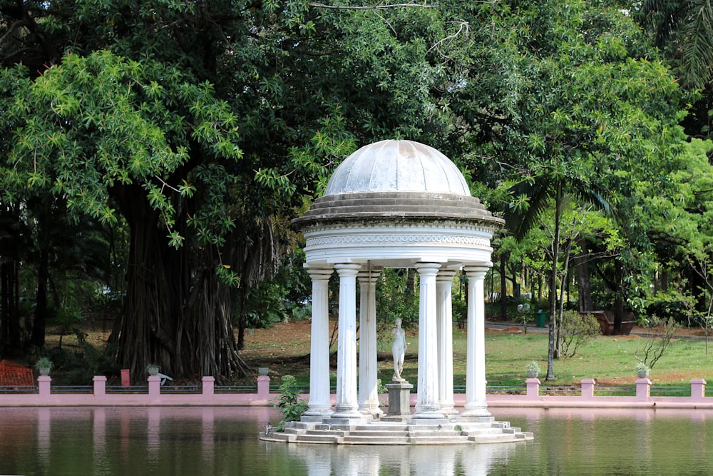 edifício de concreto branco perto de árvores verdes durante o dia