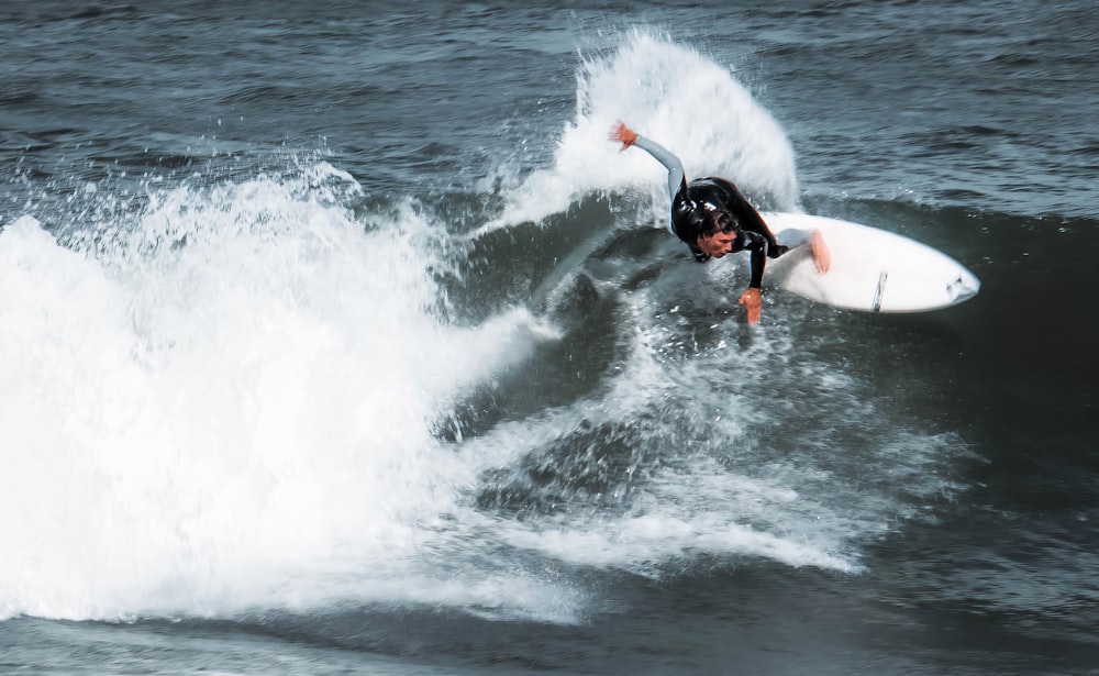 persona surfeando en las olas del mar durante el día