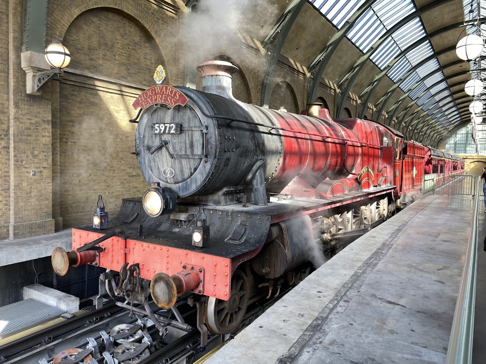 Treno rosso e nero nella stazione ferroviaria