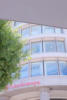 Exterior view of the Toshin Shinanomachi Ekimae Building where 気響堂 is located.