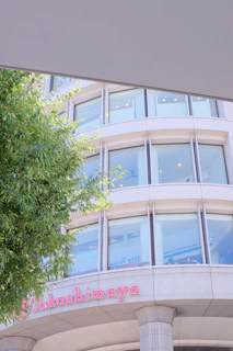 Exterior view of the Toshin Shinanomachi Ekimae Building where 気響堂 is located.