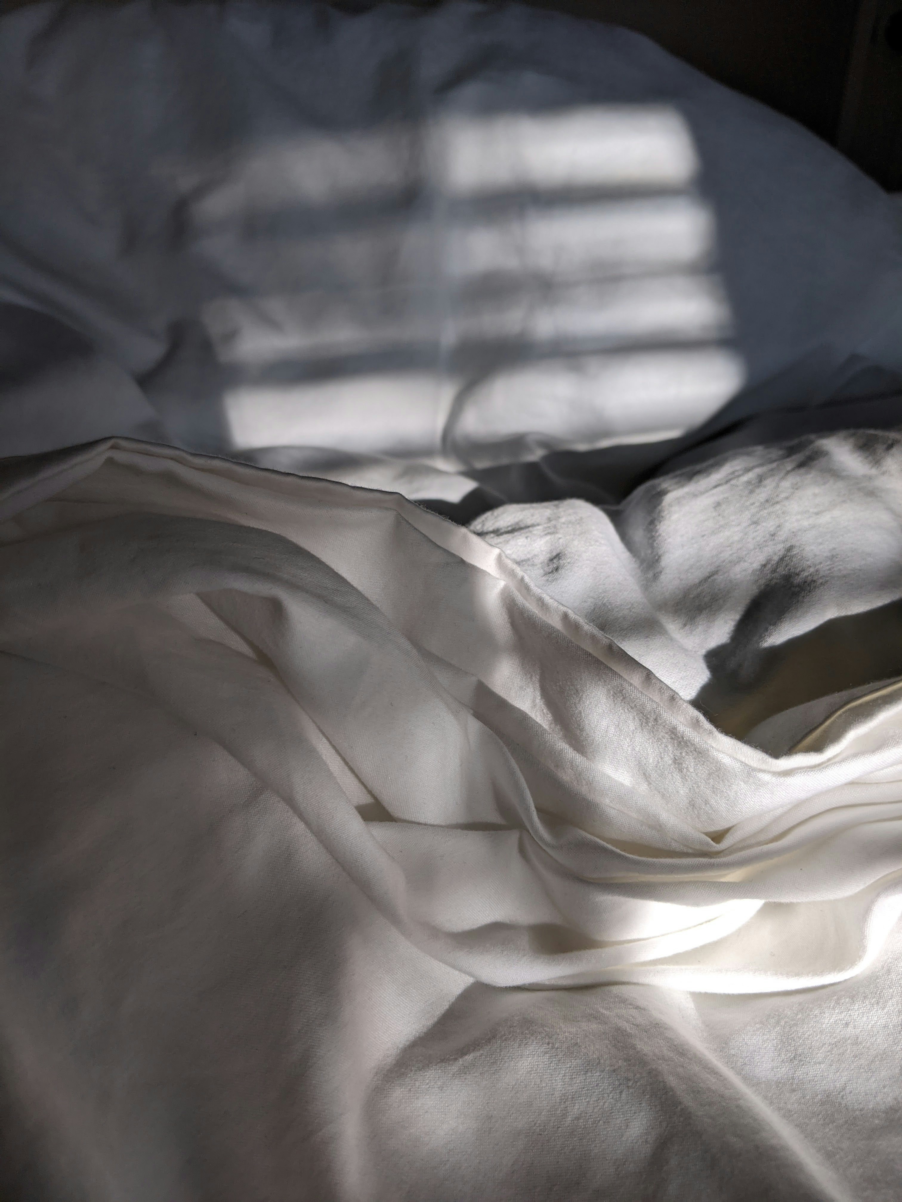 weißes Textil auf blauem Textil