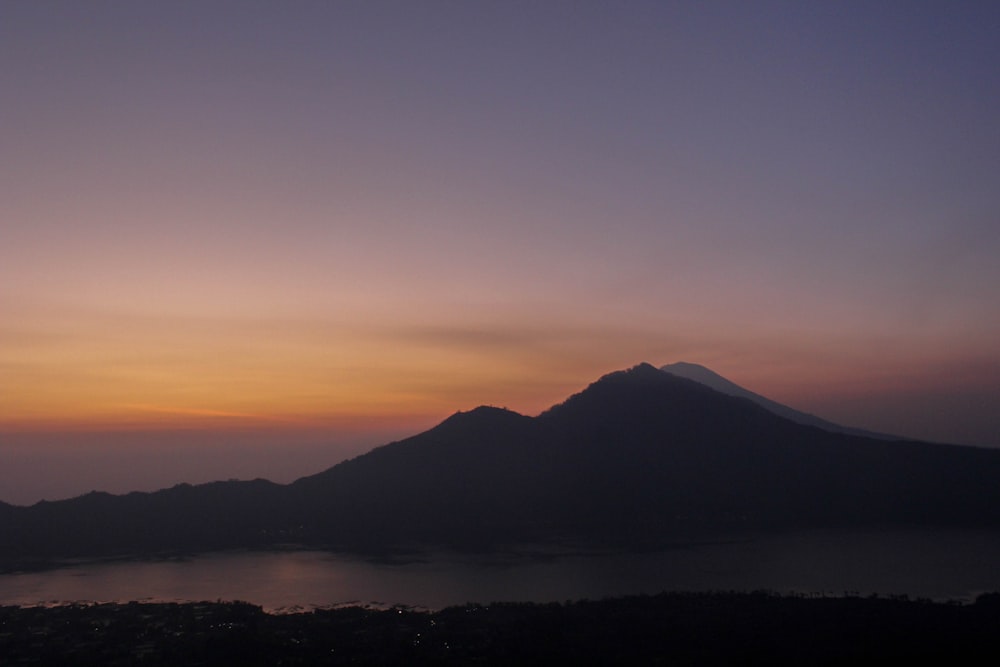 silhueta da montanha durante o pôr do sol