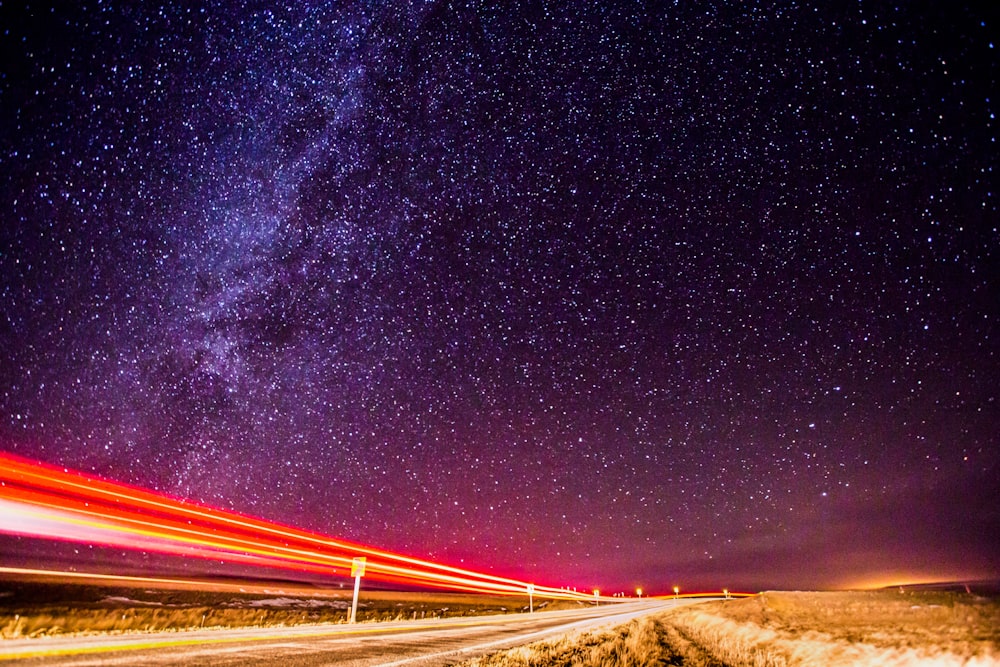 fotografia de lapso de tempo de carros na estrada durante a noite