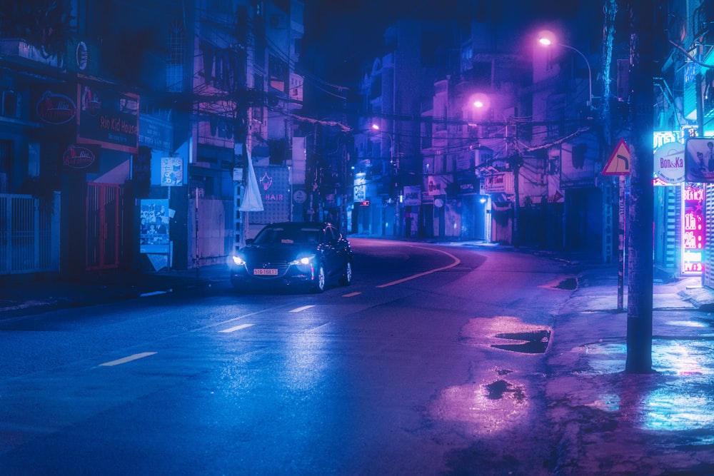 Coche negro en la carretera durante la noche