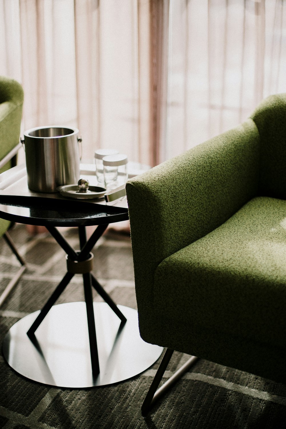 Table en métal noir avec tasse en céramique blanche et soucoupe sur le dessus