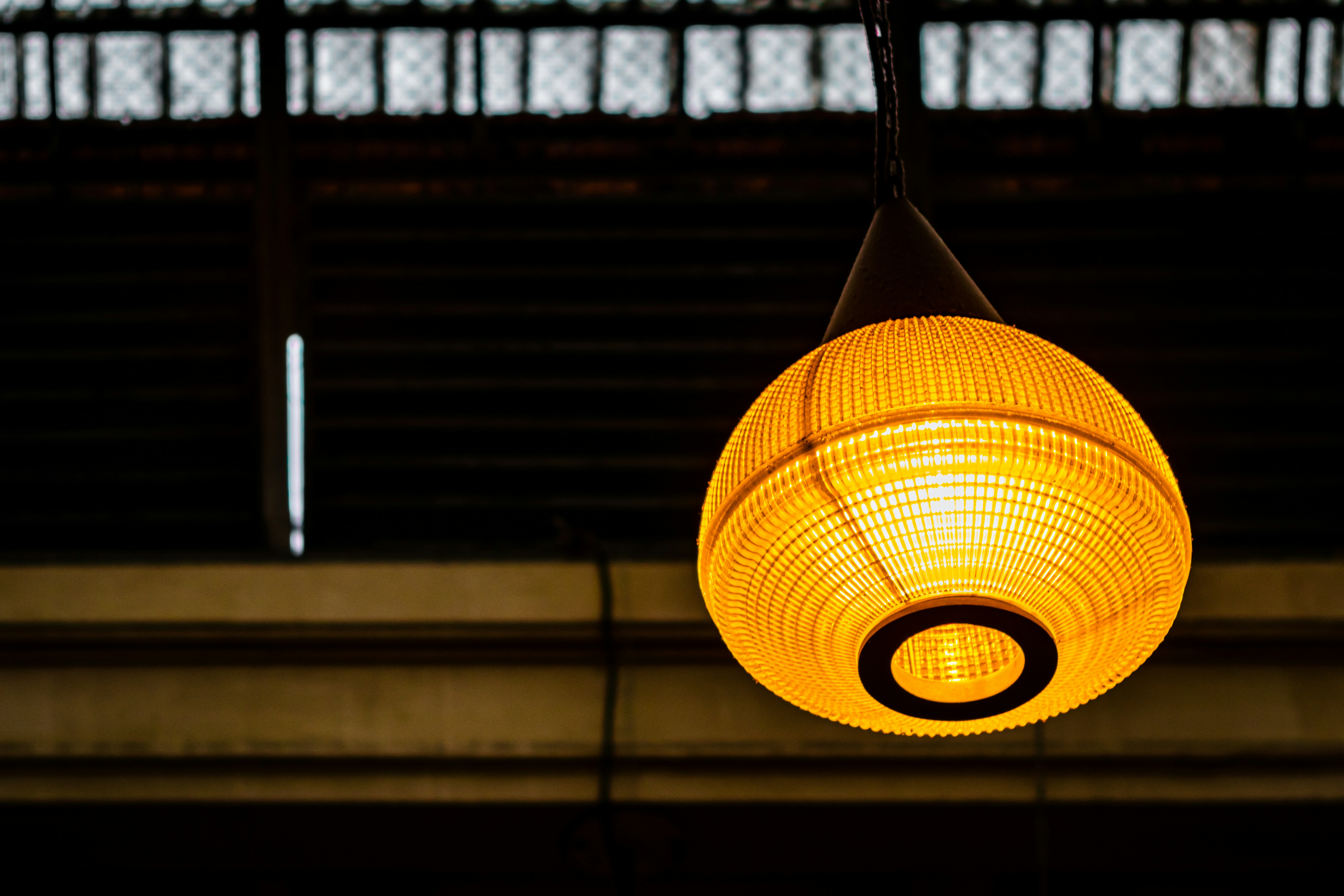 gelbe Papierlaterne tagsüber eingeschaltet