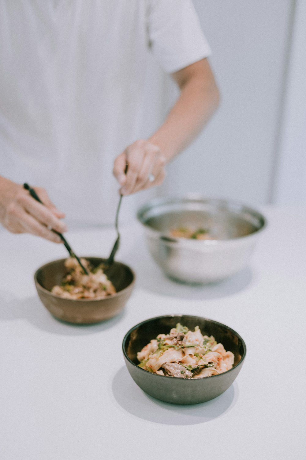 personne tenant une cuillère avec du riz