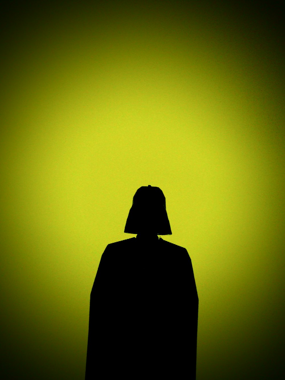 Silhouette der Person mit schwarzem Kapuzenpullover