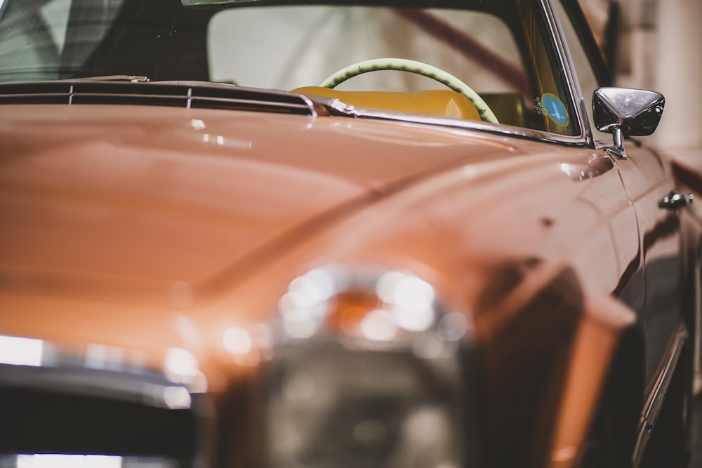 Voiture orange avec harnais de sécurité vert