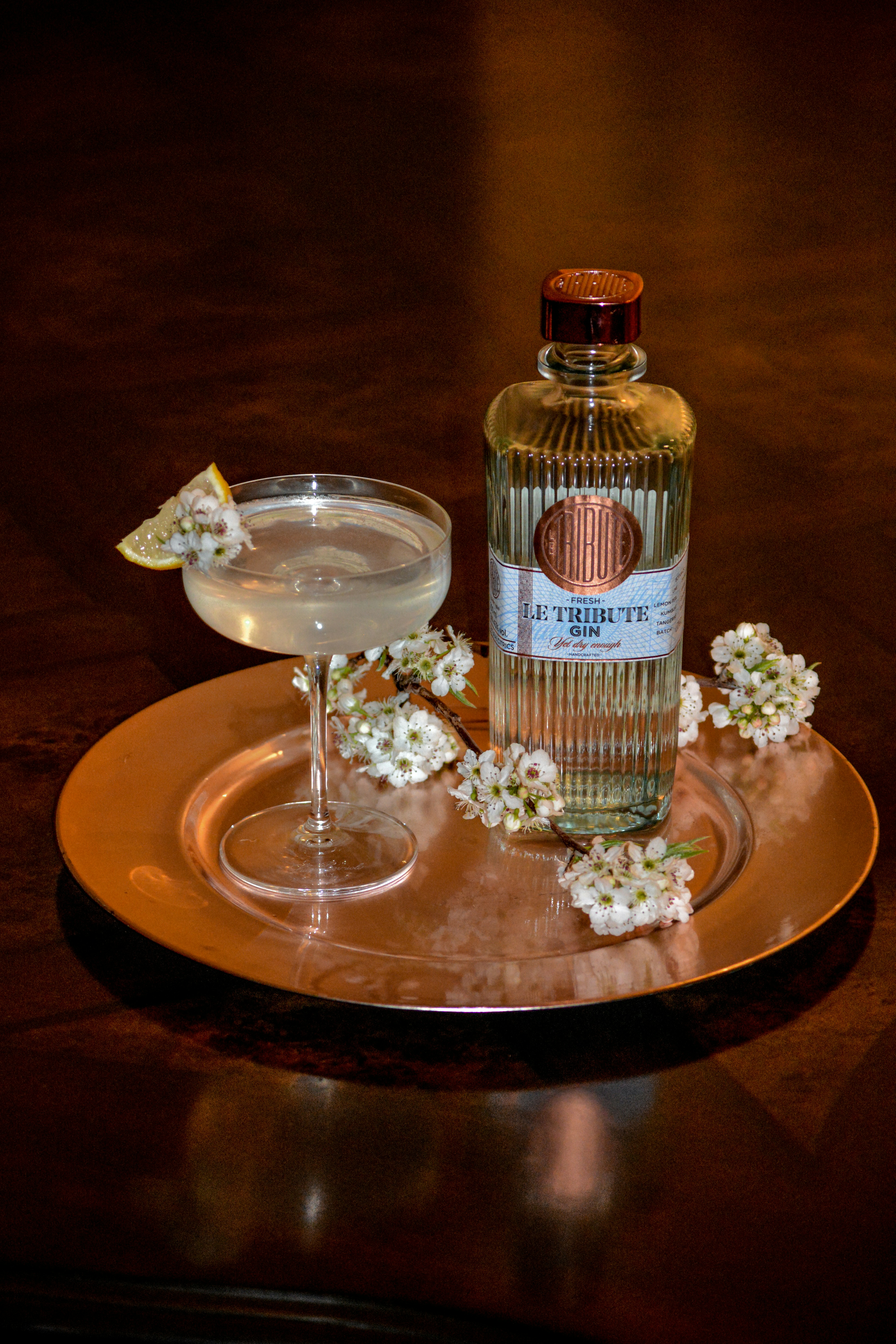 Bouteille en verre transparent sur table ronde en bois brun