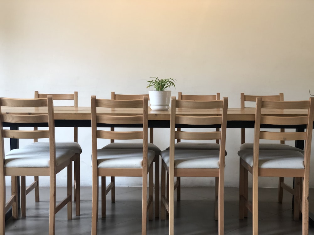 brauner Holztisch mit Stühlen