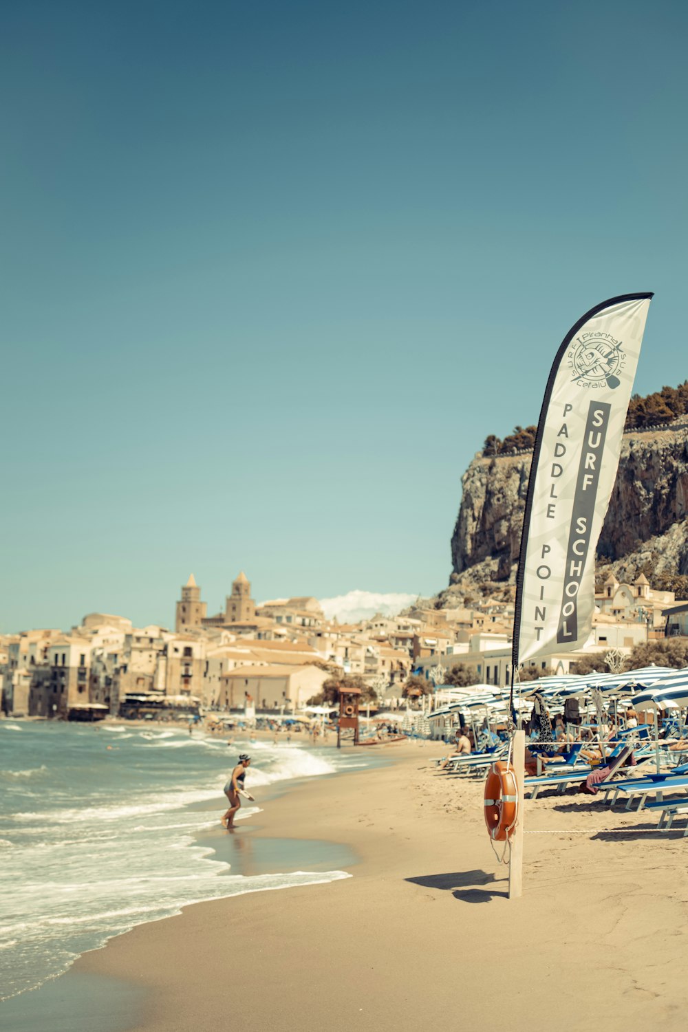 personnes sur la plage pendant la journée