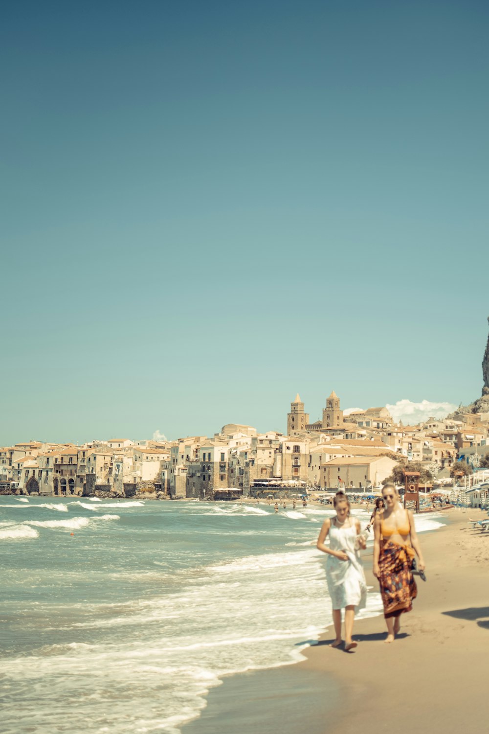 Couple marchant sur la plage pendant la journée