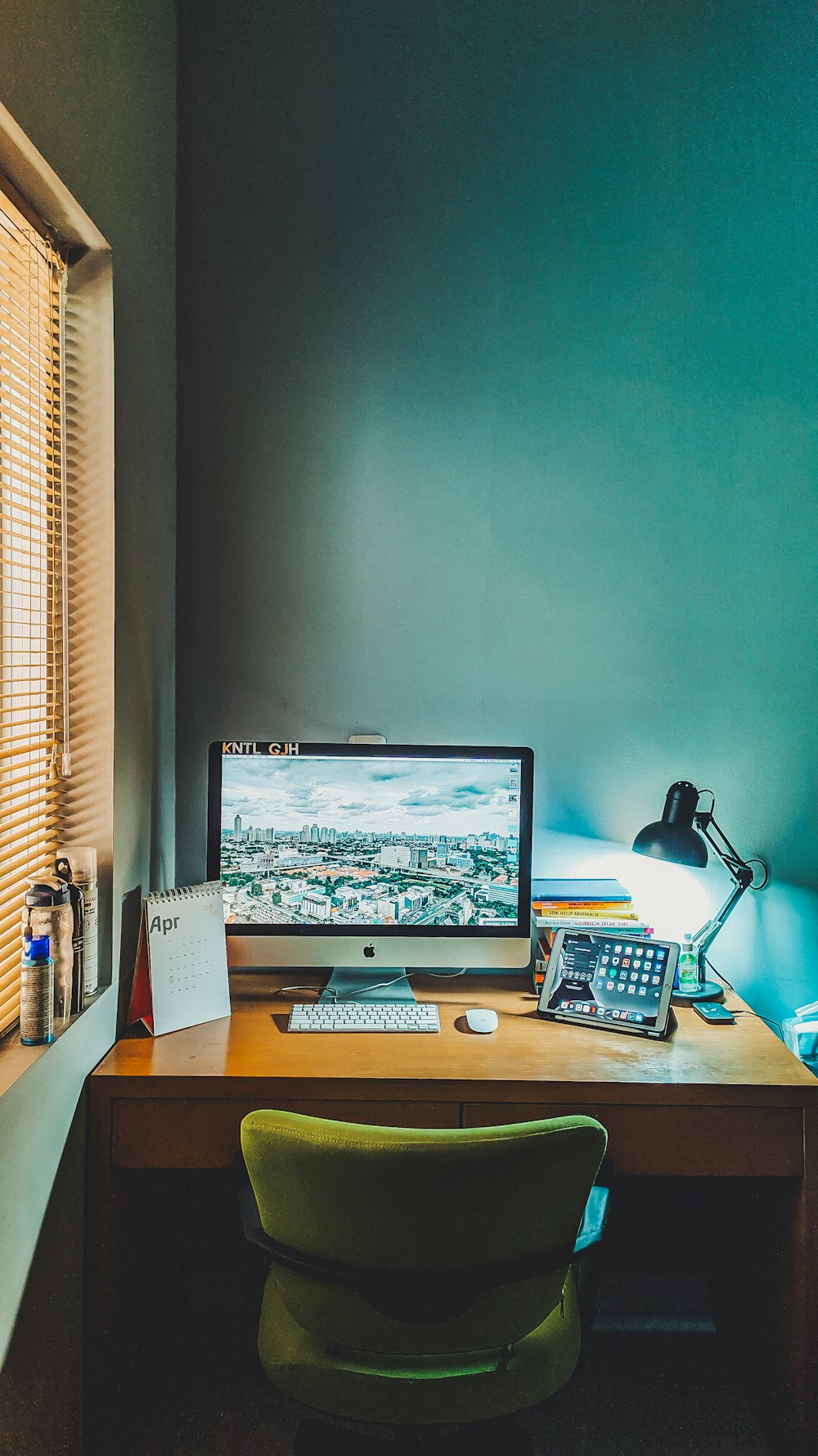 iMac argento su scrivania di legno marrone