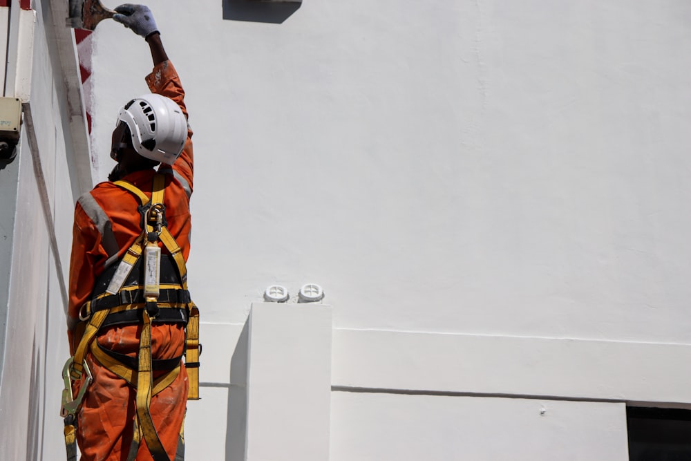 Homme en costume orange et noir