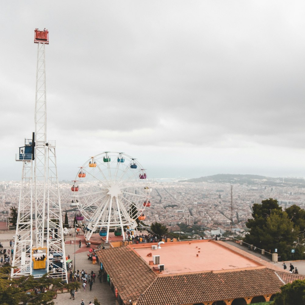 Grande roue près de Brown Building pendant la journée