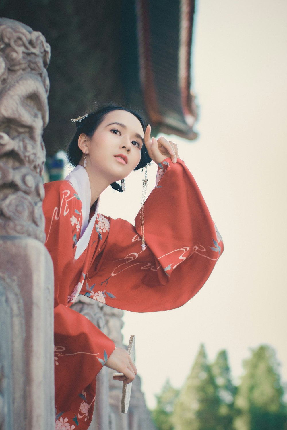ragazza in kimono rosso e bianco