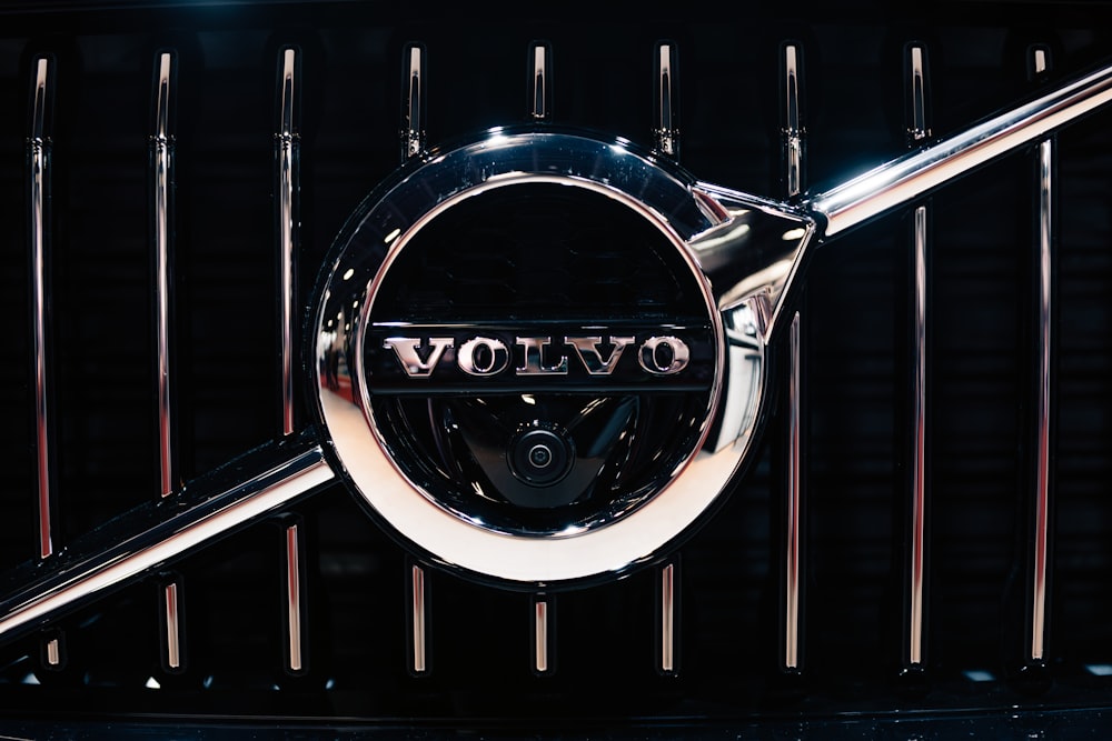 Un emblema Volvo sulla parte anteriore di un'auto