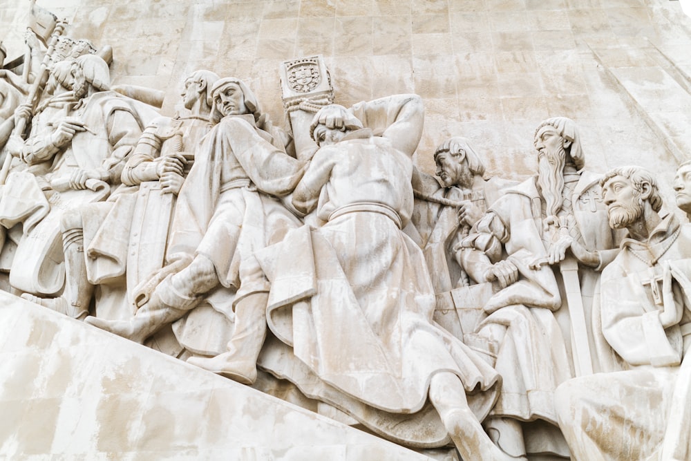 estatua de hormigón del hombre y de la mujer