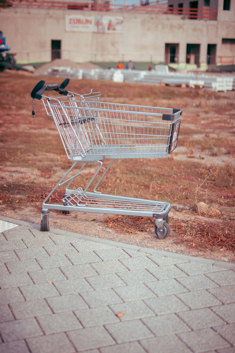 Panier d’achat sur trottoir en béton gris